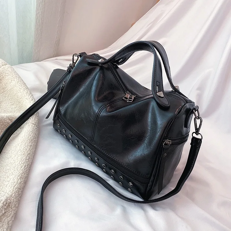 

1PCS The New Fashion Is Full of Large Capacity Single Shoulder Oblique Satchel and Personality Rivet Handbag. Women Bag