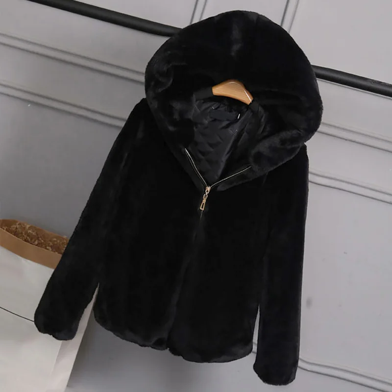 Женское пушистое пальто из искусственного меха с капюшоном на осень и зиму