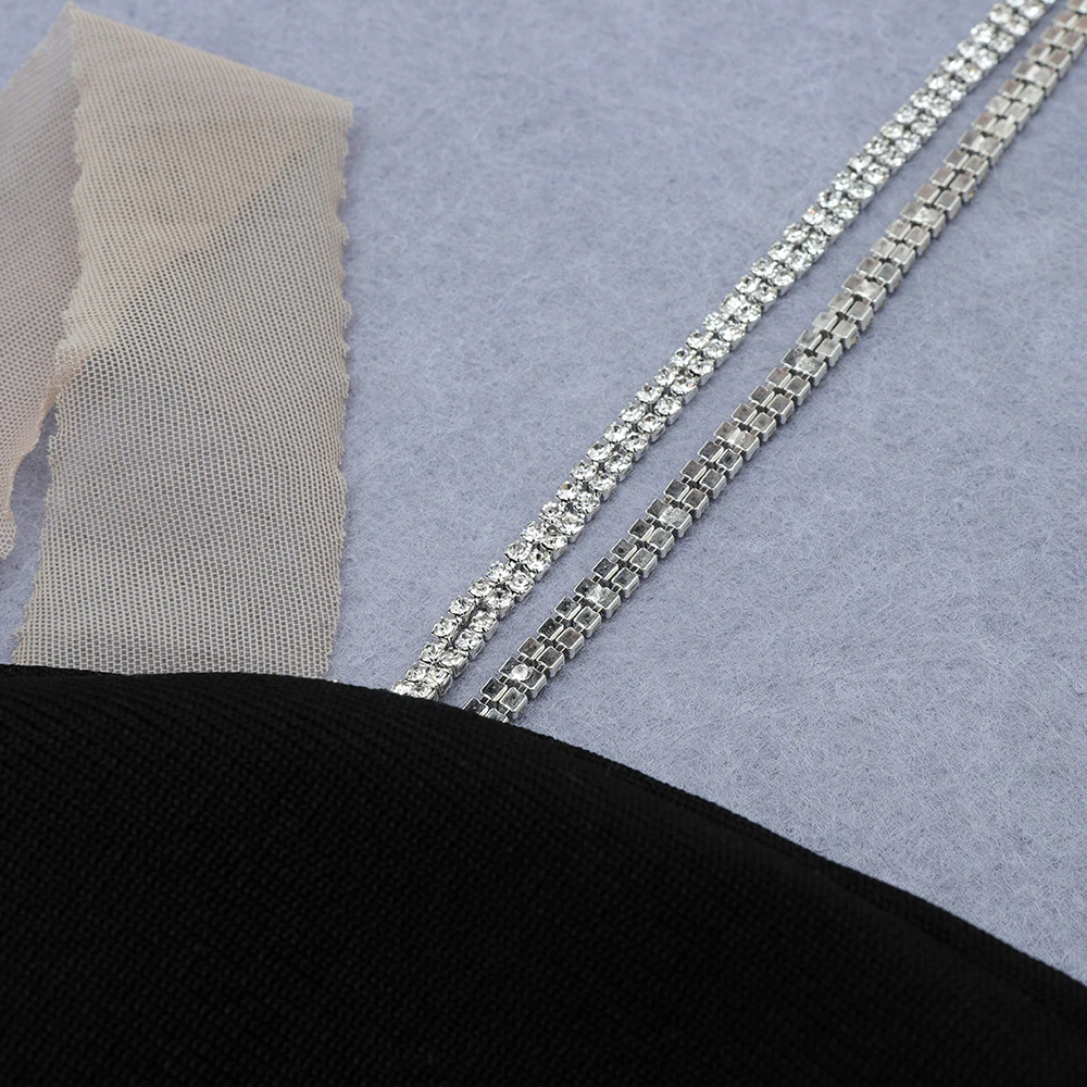 Бандажное платье черного цвета с открытой спиной цепочкой и бриллиантами