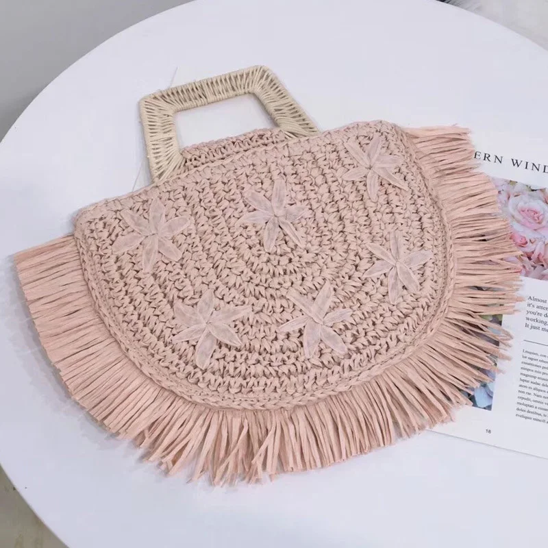 Полукруглая сумка moon bag с трапециевидной ручкой и цветочной вышивкой Бамбуковая