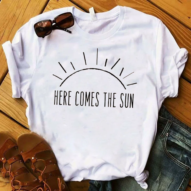 

Women Here Comes The Sun 90s Funny Graphics Top Summer Letter Crew Neck Tee Slogan Aesthetic Short Sleeve Trendy T-Shirt