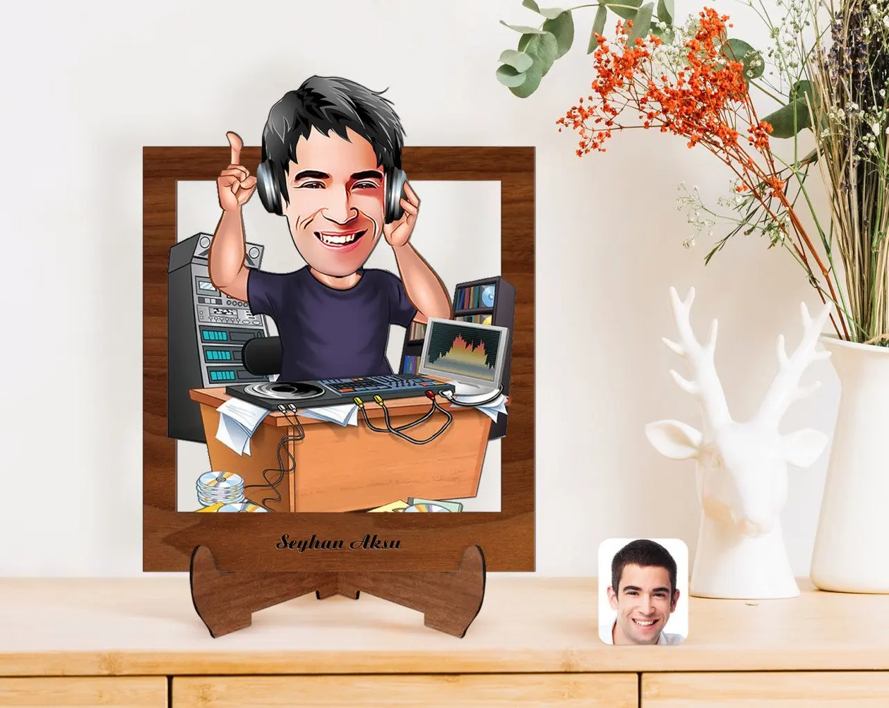 

Personalized Men 'S Radio Broadcaster Caricature Of Wooden STANDING 3D Biblo-1