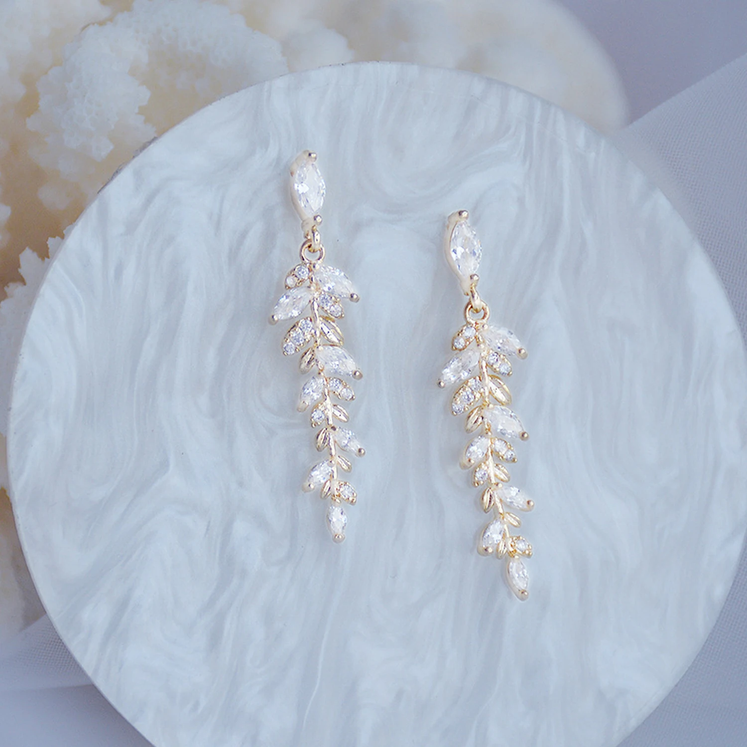 

Gold Leaves Earrings for Women Exquisite Tiny Zirconia Stud Jewelry Elegant Korean Crystal Long Drop-shaped Earrings Girl Gifts