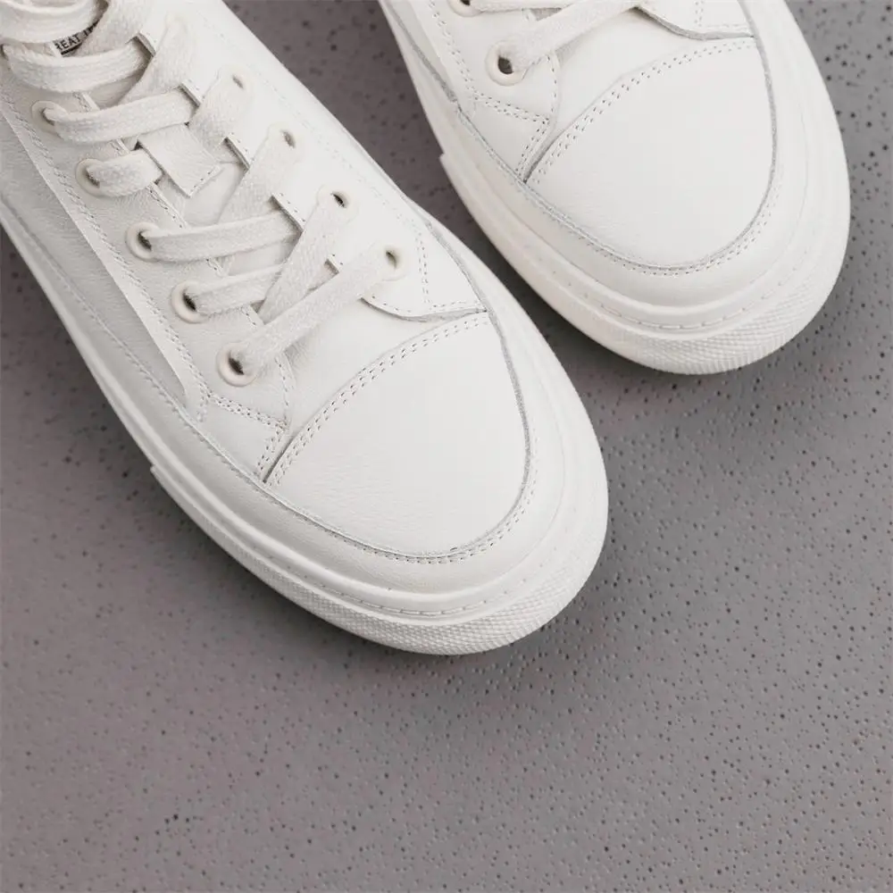 Женские кроссовки из натуральной кожи на плоской подошве с круглым носком в