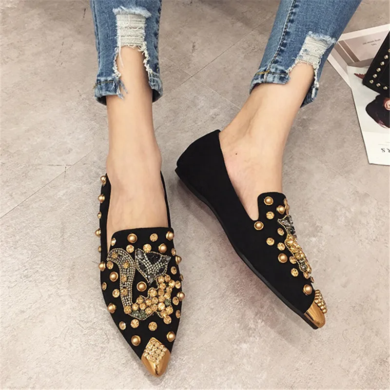 Женские кожаные туфли на плоской подошве с золотистыми металлическими вставками