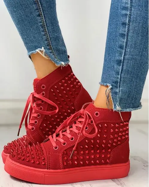 Женские кроссовки с заклепками панк на толстой платформе вулканизированные