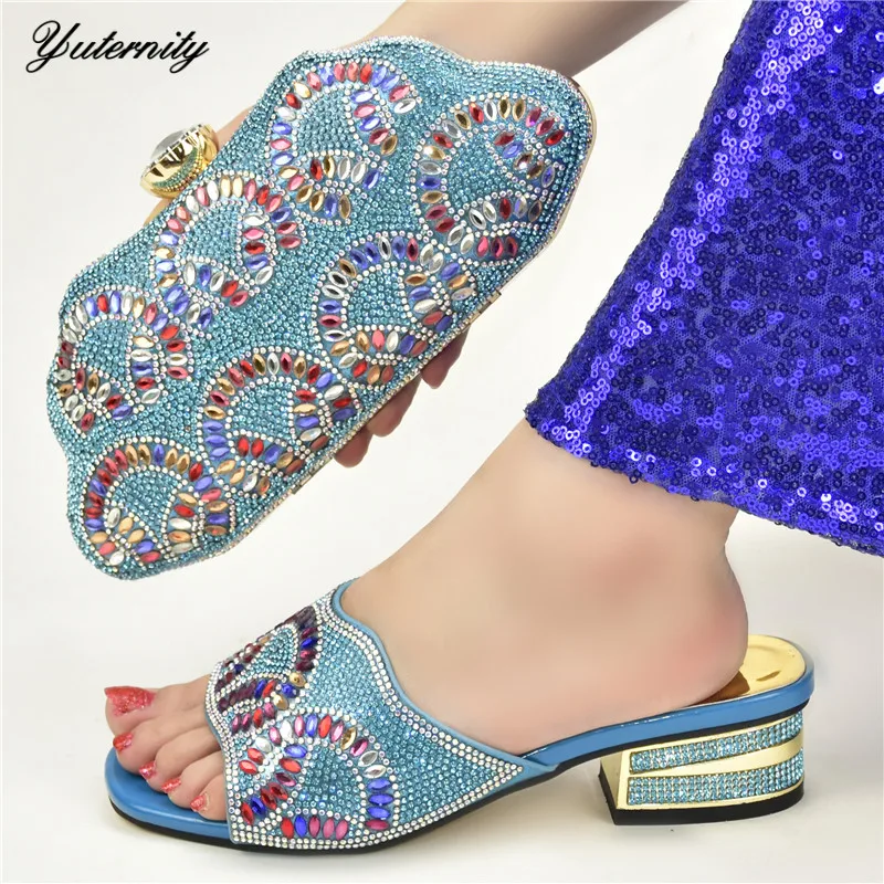 Модный комплект: итальянская элегантная Стразы обувь и подходящая сумка в