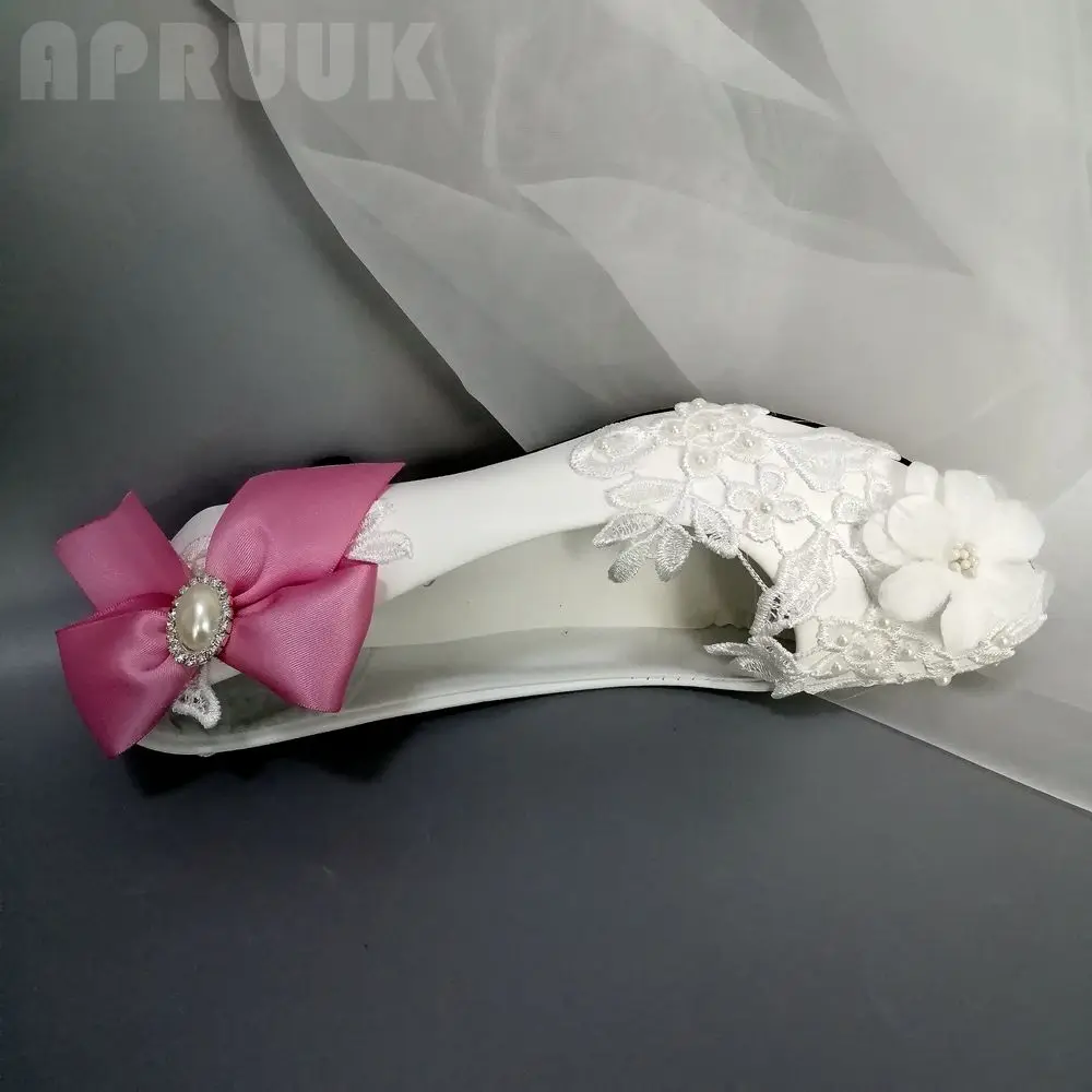 

Свадебные туфли невесты, с белыми кружевами, жемчугом цвета слоновой кости, на низком каблуке 3 см, для подружки невесты, для выпускного вече...