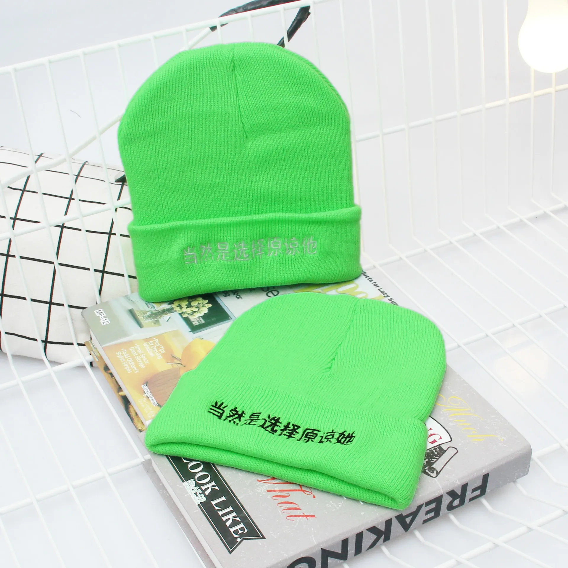 Вязаные акриловые шапки JIAXUN028 для мужчин и женщин с вышивкой персонажа шапочки