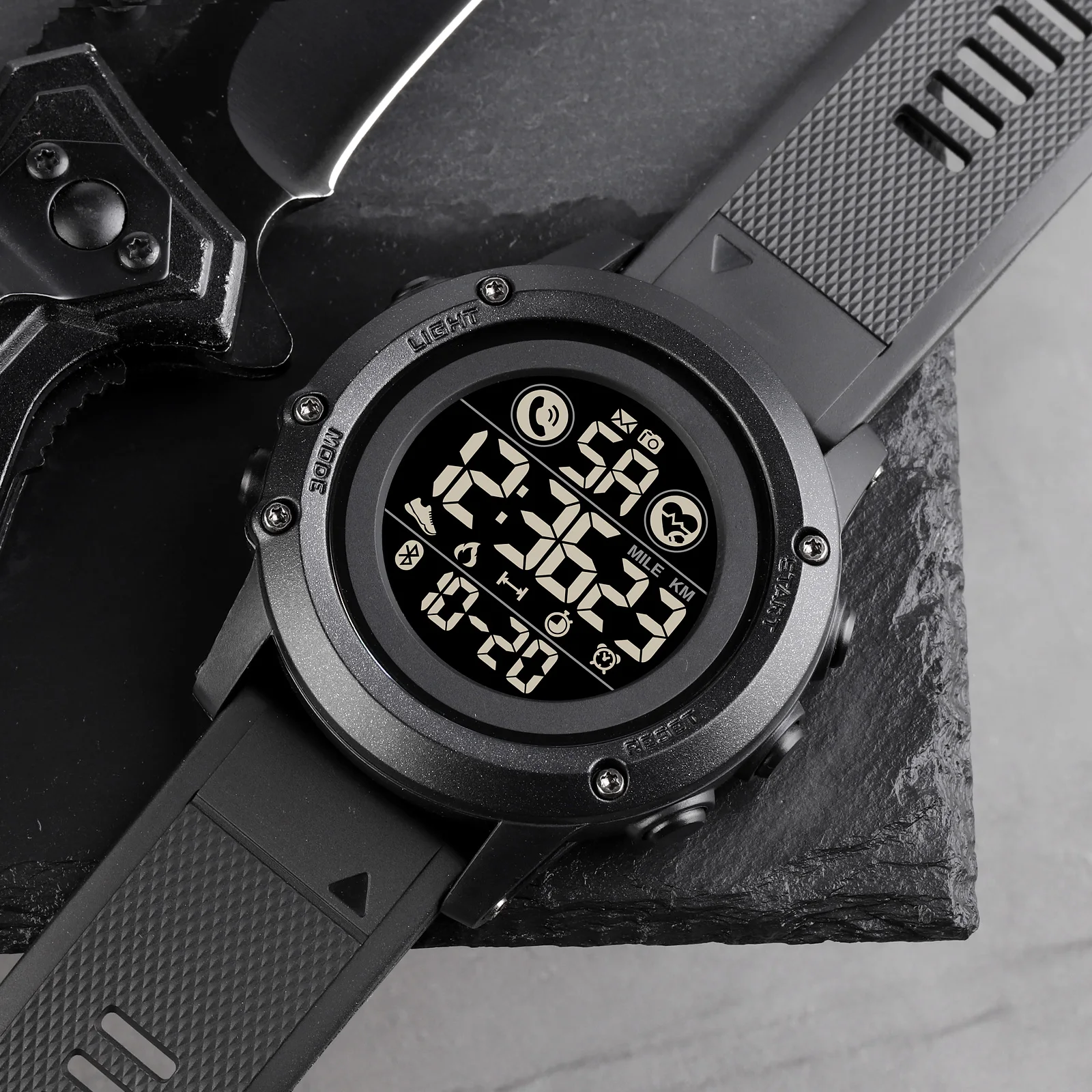

SKMEI Fashion Smartwatch Heart Rate Monitoring Bluetooth Sport Watches Casual Waterproof Stopwatch Men Digital Chrono Clock Male