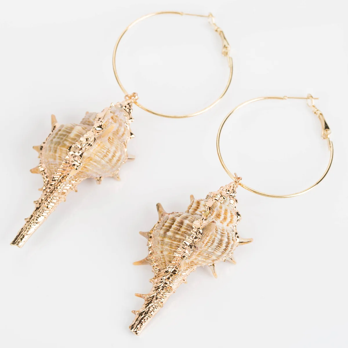 Женские серьги-подвески в виде ракушек с большим золотым крючком индийские