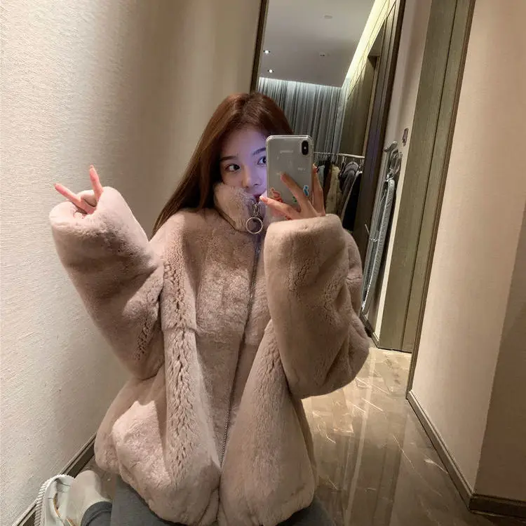 

n 2020, the new lady Qian Xueli is the same as the young standing collar Rex Rabbit Fur grass female winter fashion fur coat