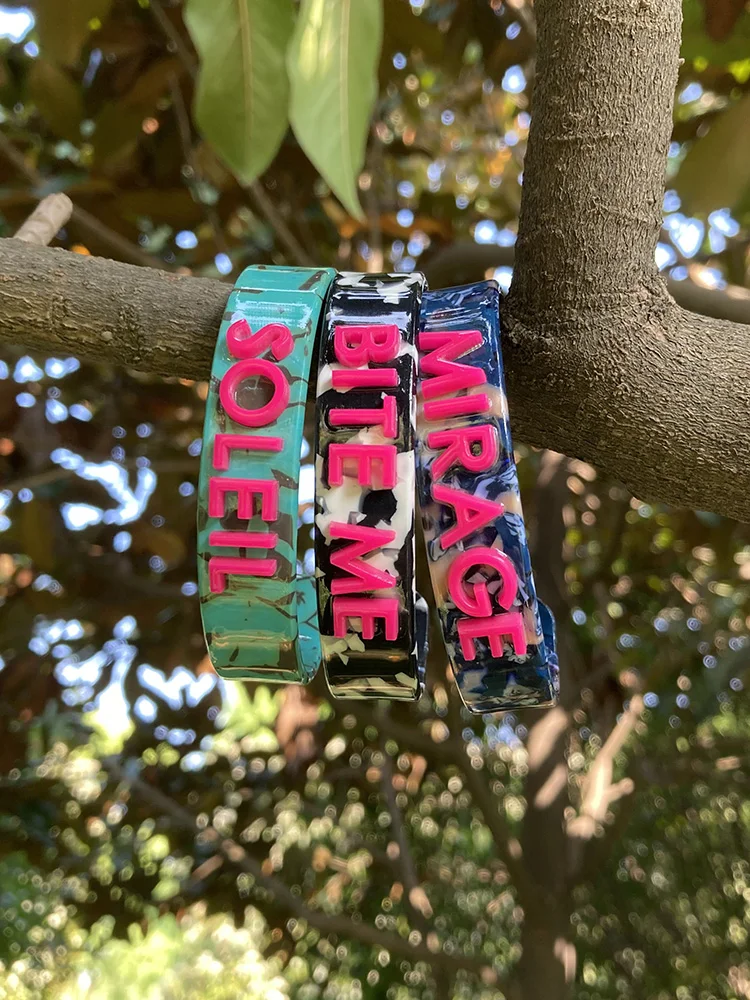 

FlaneurPlanet шик персонализированные имя браслет по индивидуальному заказу Браслет-манжета с ярко-розовыми буквами