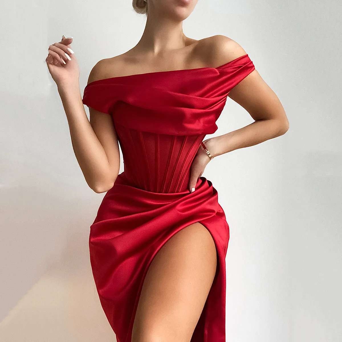 Женское атласное вечернее платье Красное Облегающее с открытыми плечами модель