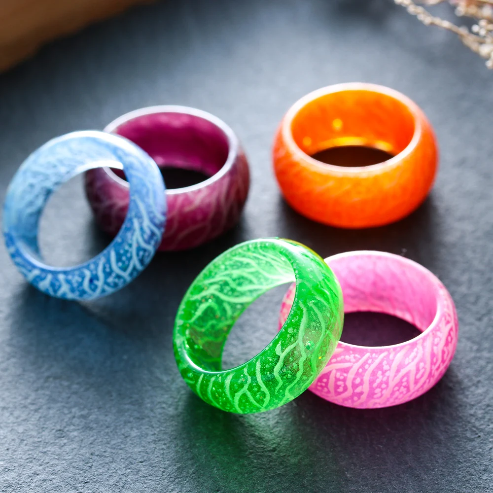 Новое дизайнерское светящееся кольцо фиолетового и синего цвета в темноте