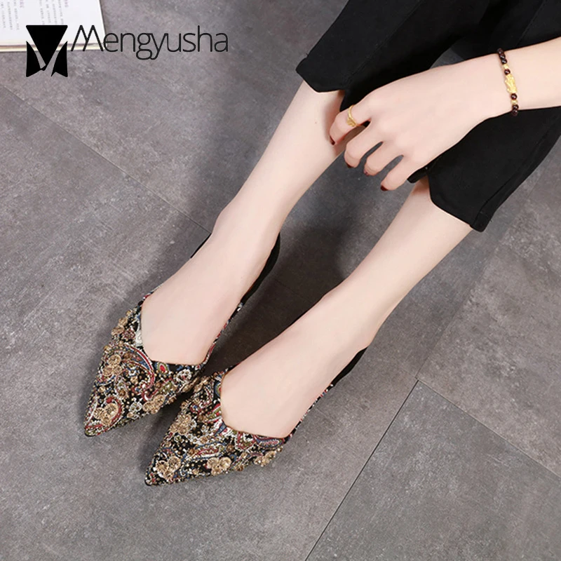 Обувь на плоской подошве с острым носком и заклепками в стиле панк пикантные