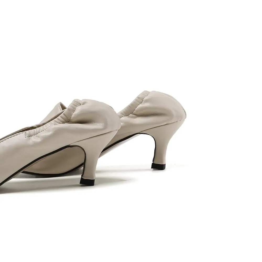 Бесплатный магазин котенок в британском стиле с трендовым весенним трендом