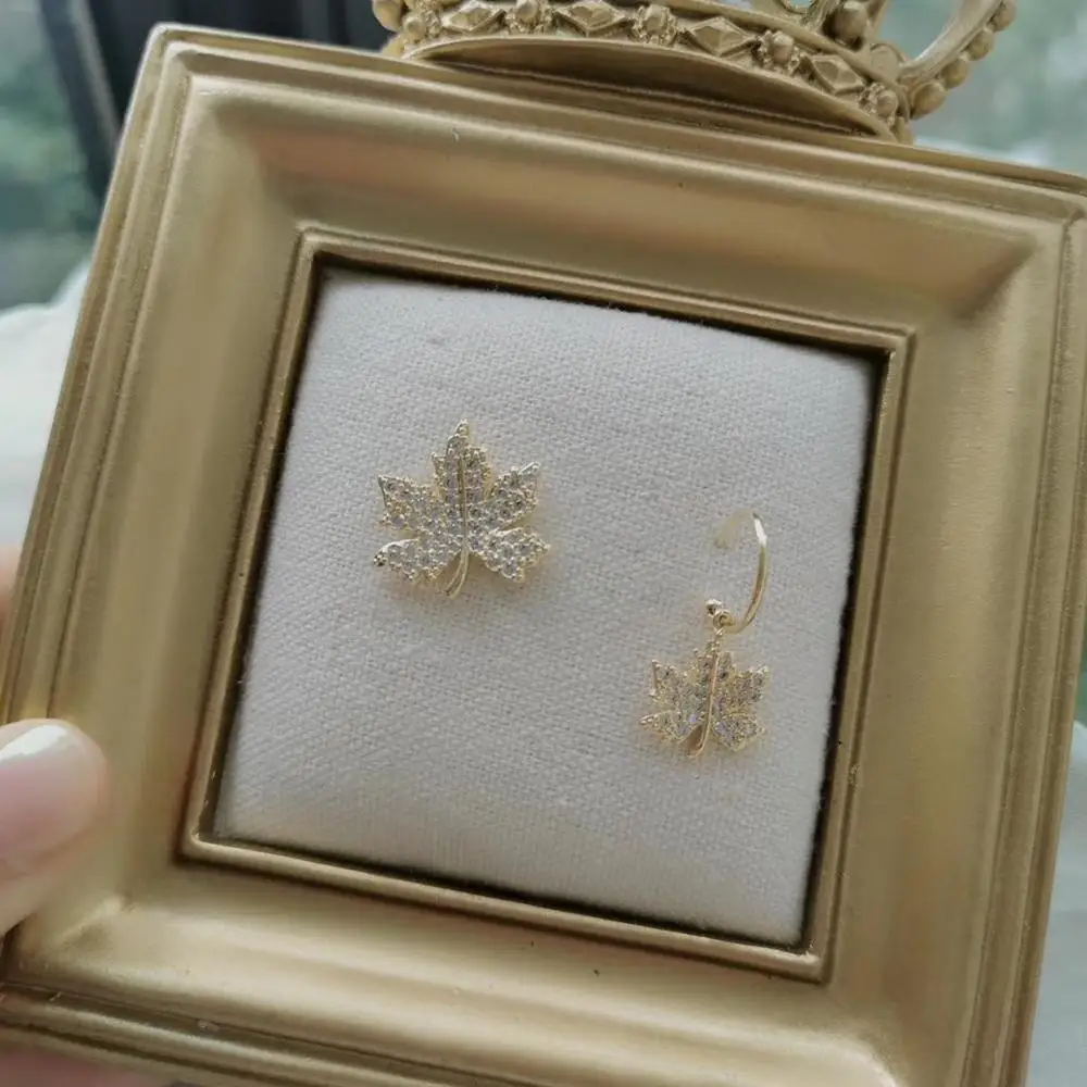 Серьги с кленовыми листьями асимметричные серьги инкрустацией из циркония