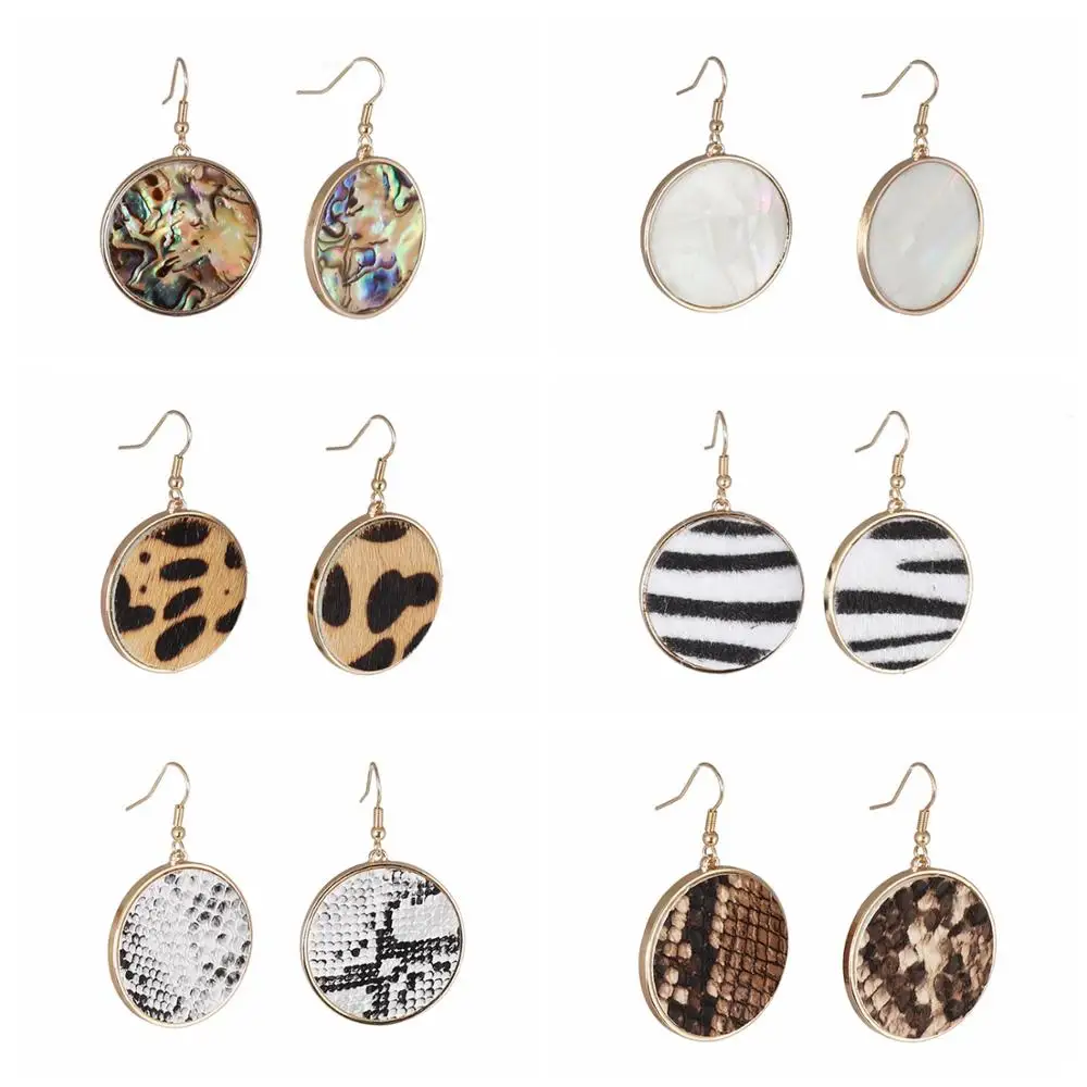 Серьги круглой формы с каракулевым ошейником в виде леопарда и вкраплениями из меха зебры с вкраплениями из раковины абалон на 2020 год.