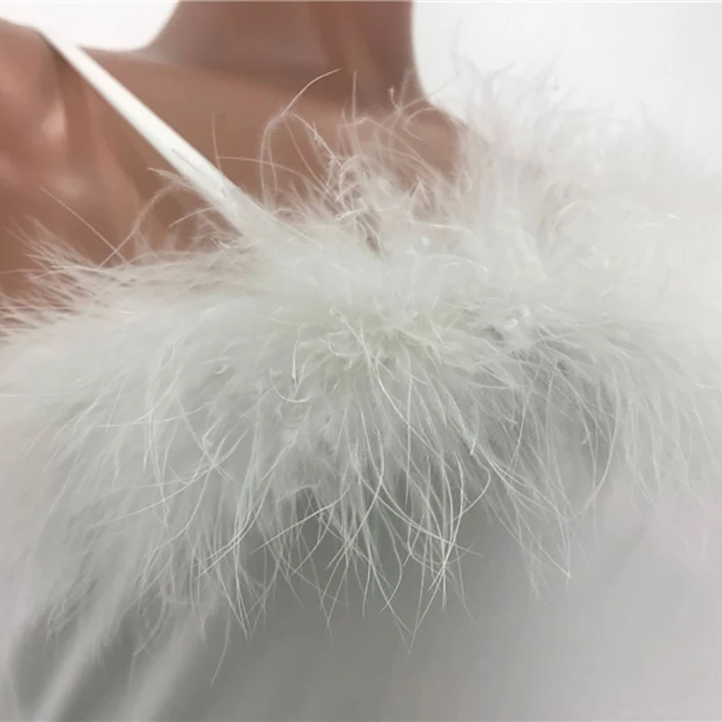 Сексуальное платье на бретельках с перьями и открытой спиной без рукавов низким