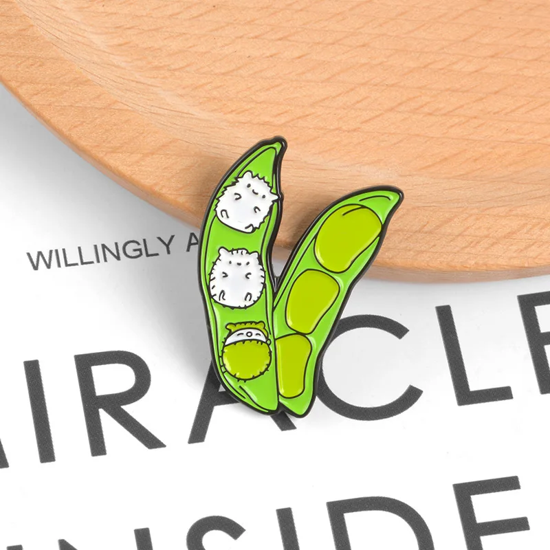 С рисунком в виде милого героя аниме версия горох брошь из сплава милая эмали