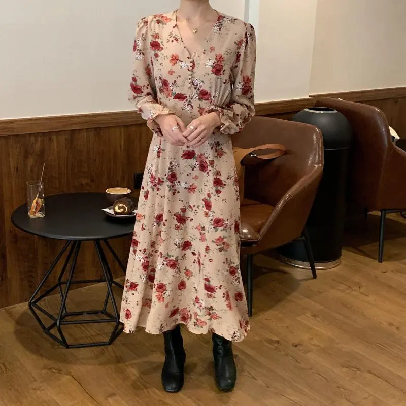 Новое поступление 2020 года: нежное винтажное платье в цветочек с v-образным