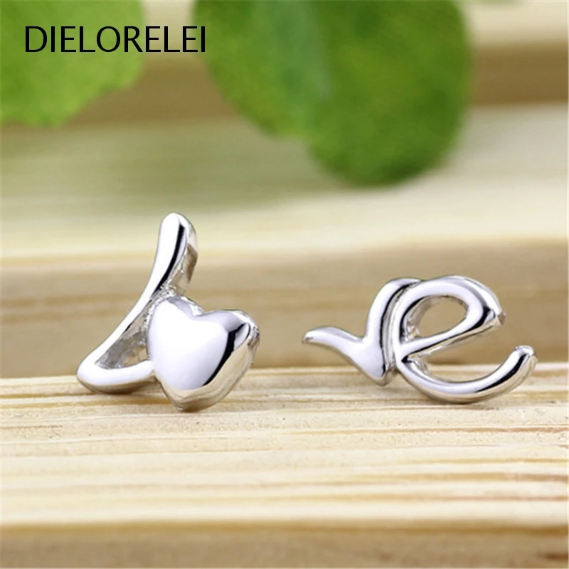 

Женские серьги-гвоздики с надписью «Love»