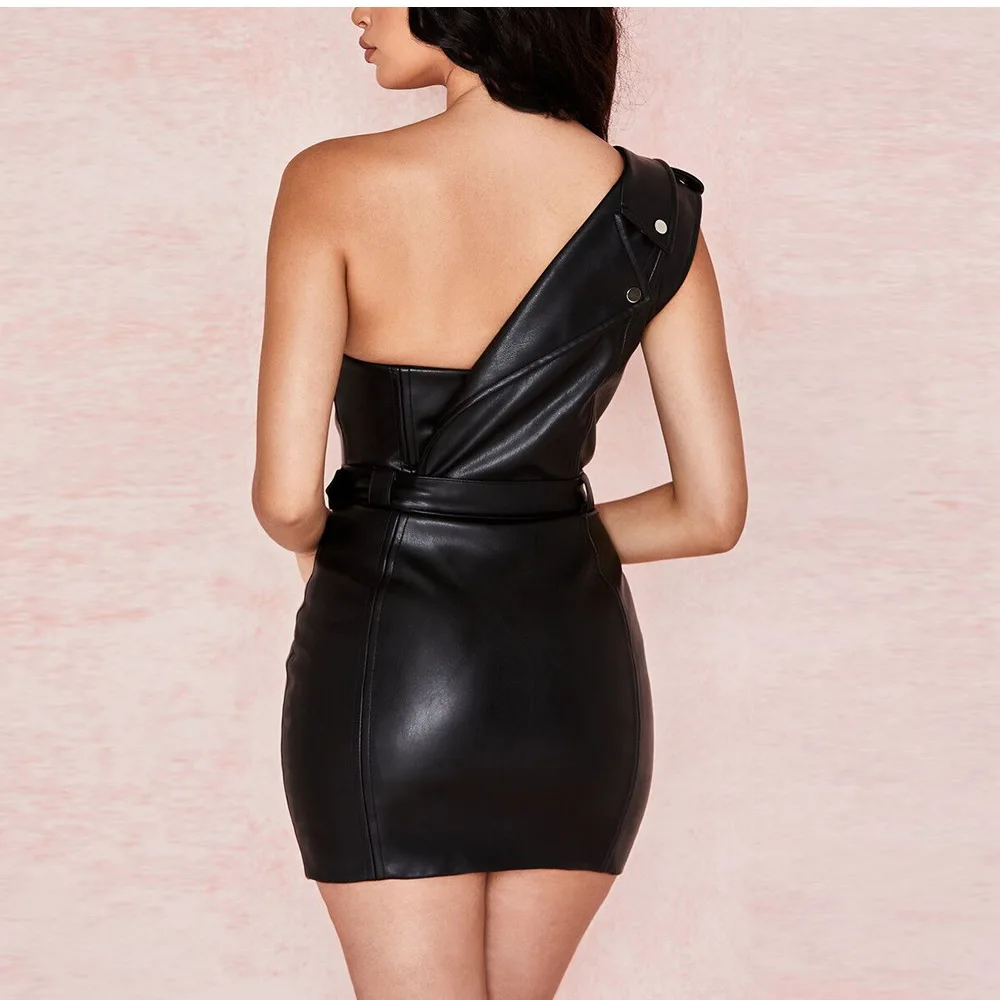 Женское облегающее кожаное мини-платье на одно плечо с поясом и глубоким