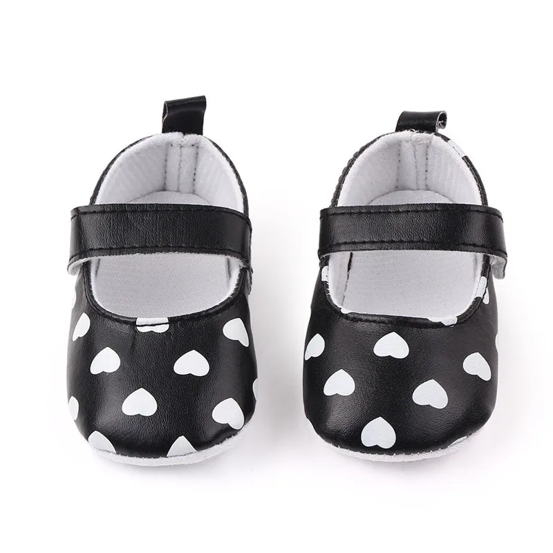 Модная обувь для маленьких девочек с милым сердцем младенцев из ПУ первых шагов