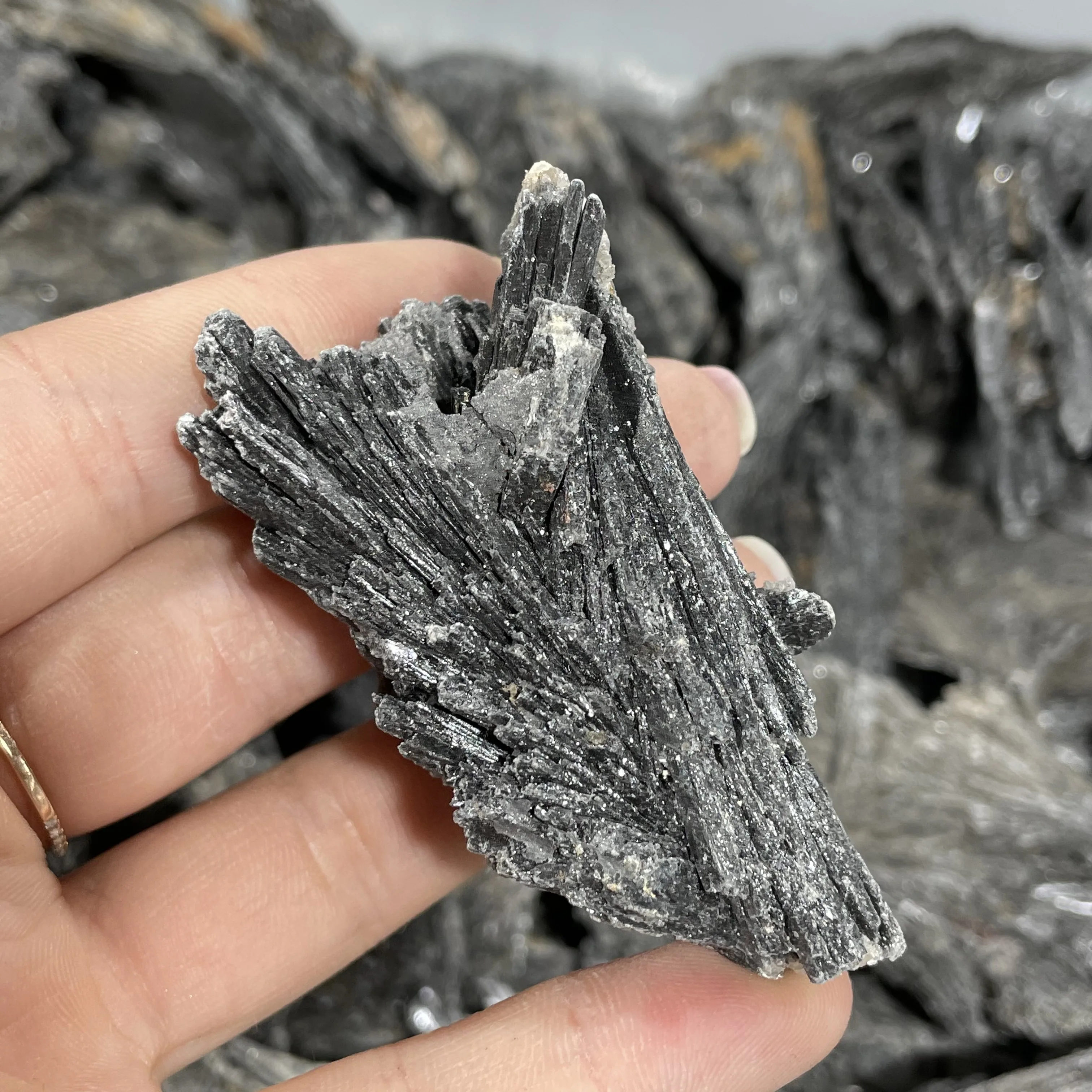 

Натуральный кристалл кварца угольно-черный из минерала турмалин с лечебным действием, образцы оригинальный руды