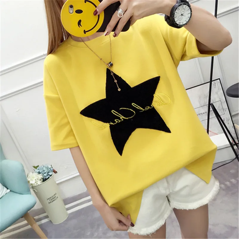 Женская свободная футболка с короткими рукавами круглым вырезом и аппликацией в