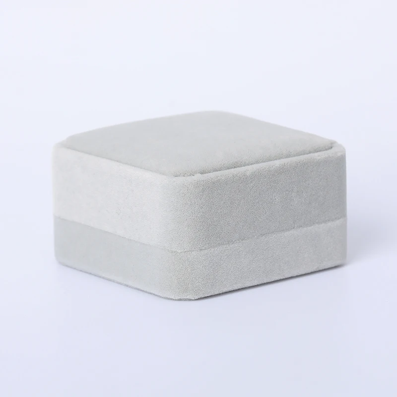 

Бархатная подарочная коробка для украшений