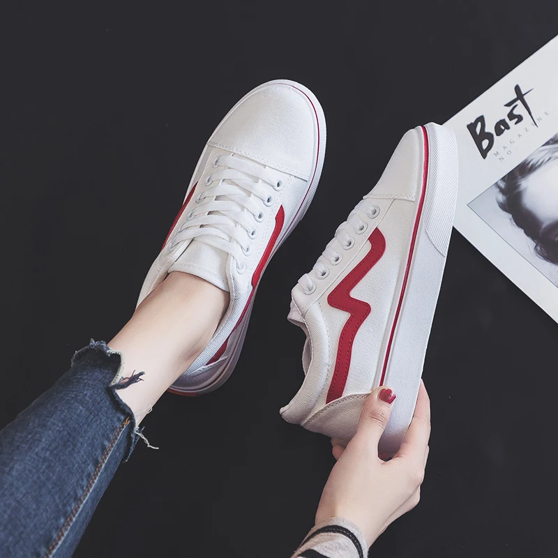 Женские кроссовки на плоской подошве из искусственной кожи платформе