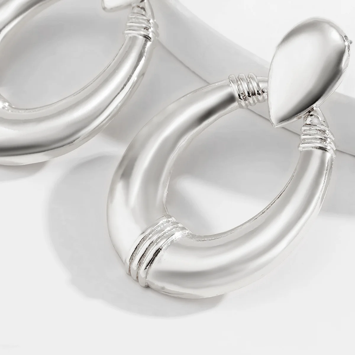 

Business Short Retro Geometric Shape Earrings Simple Water Drop Oval Hollow Earrings for Women Summer Outing Ear Accessories