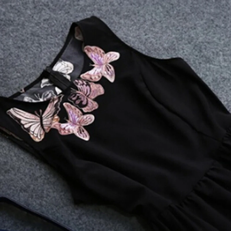 Женское бальное платье с круглым вырезом облегающее широкой юбкой женское