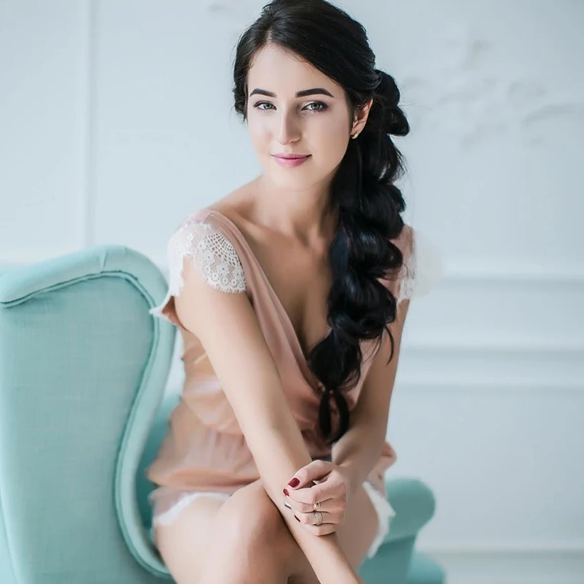 Пижама женская атласная на тонких бретельках с V образным вырезом| |