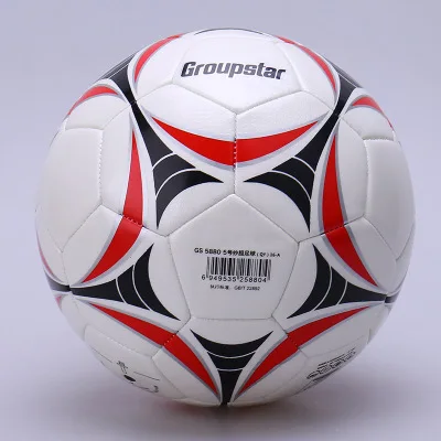 

The new product stars students use classic black and white No. 5 PU machine to sew gauze gall football for adult training.