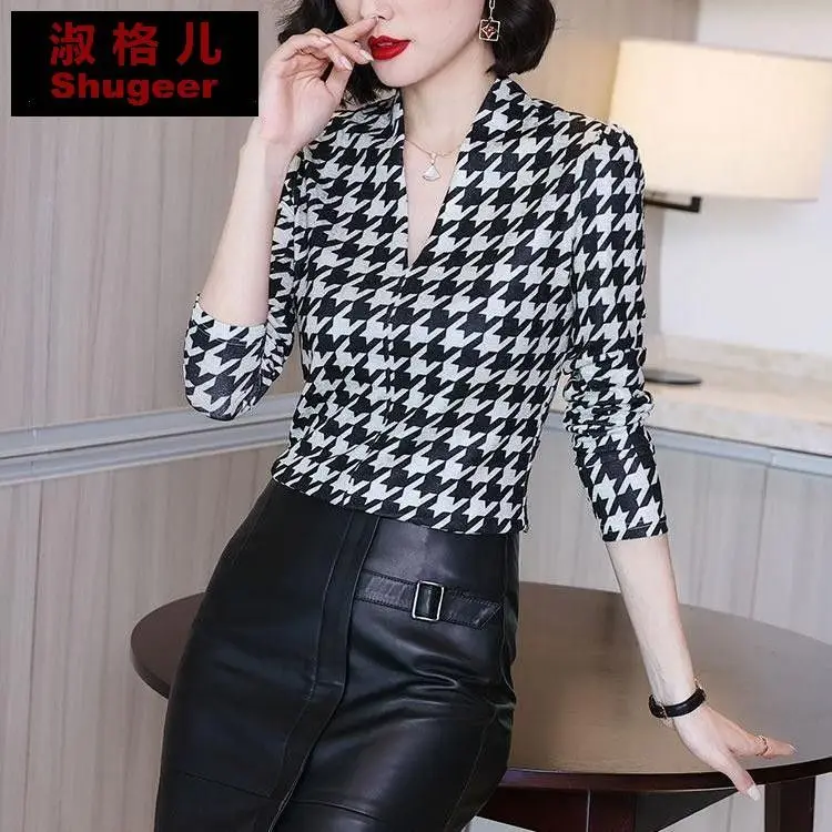 

Plush / thin low neck bottoming shirt fall 2020 new women's slim fit V-neck printed T-shirt long sleeve top for women