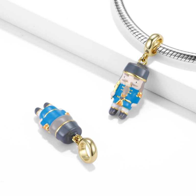 Кузнечная гвардия с мечом: кулон из серебра 925 пробы с позолотой и эмалью для женщин, подходит для оригинальных дизайнерских браслетов.