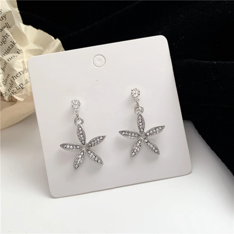 В стиле панк украшенное цветочными лепестками лист Стразы инкрустированные