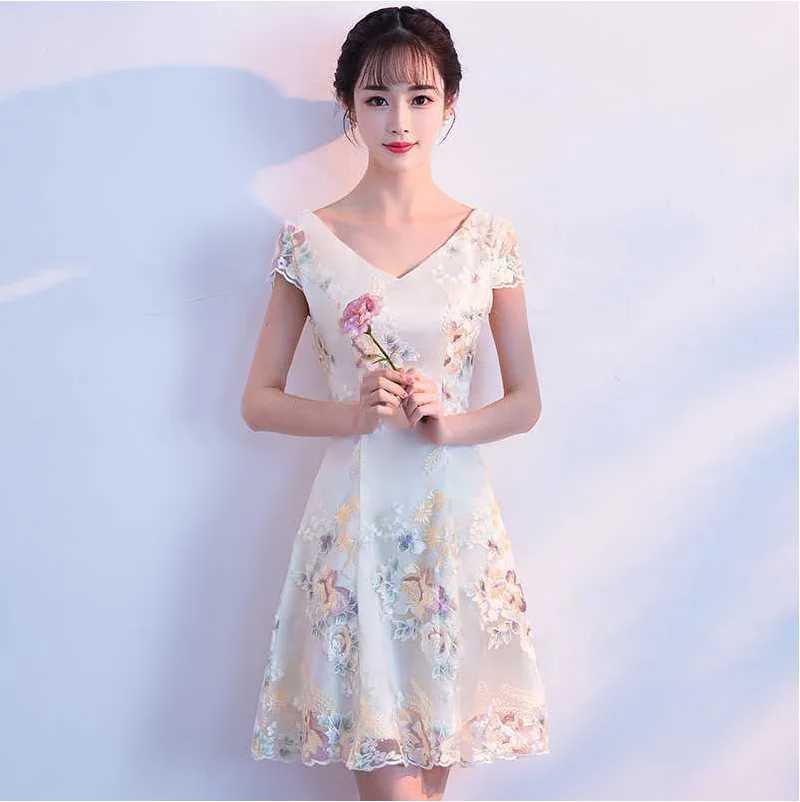 

Женское атласное платье-Ципао, с V-образным вырезом и коротким рукавом, с цветочной вышивкой