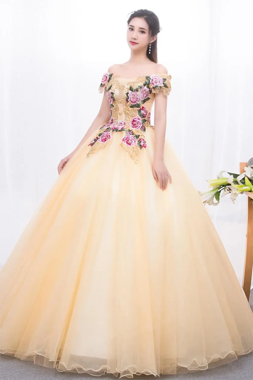 

Long Ball Dresses 2019 Spring Appliques Quinceanera Dresses Vestidos De 15 Sixteen Sweet Debutante Gowns Robe De Bal Puffy Dress