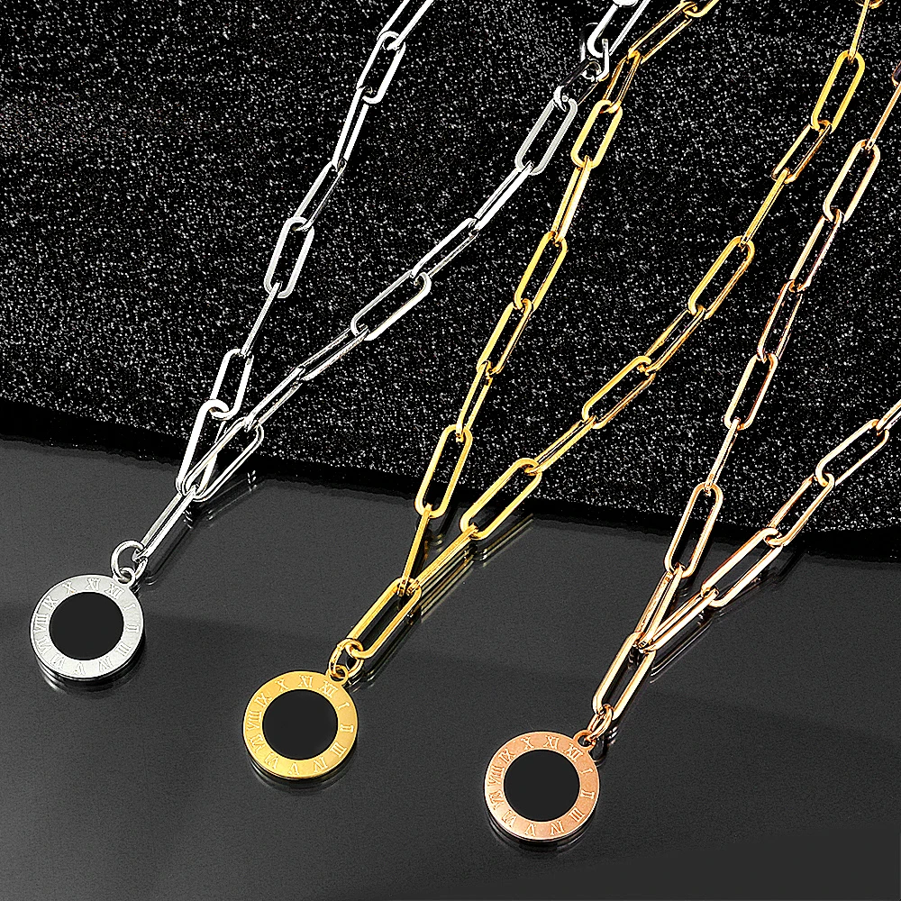 Ожерелье с подвеской черными римскими цифрами и золотыми звеньями