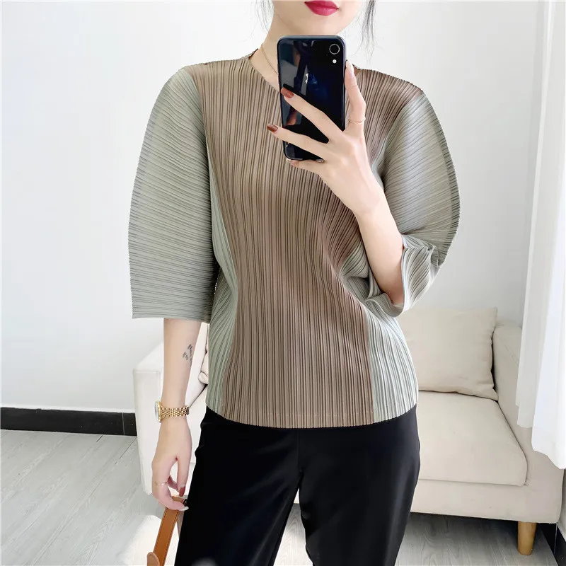 

2022 Spring And Summer New Miyake Pleated Top T-shirt Color Matching Three-quarter Sleeve Fashion Urban Casual Women's Clothing