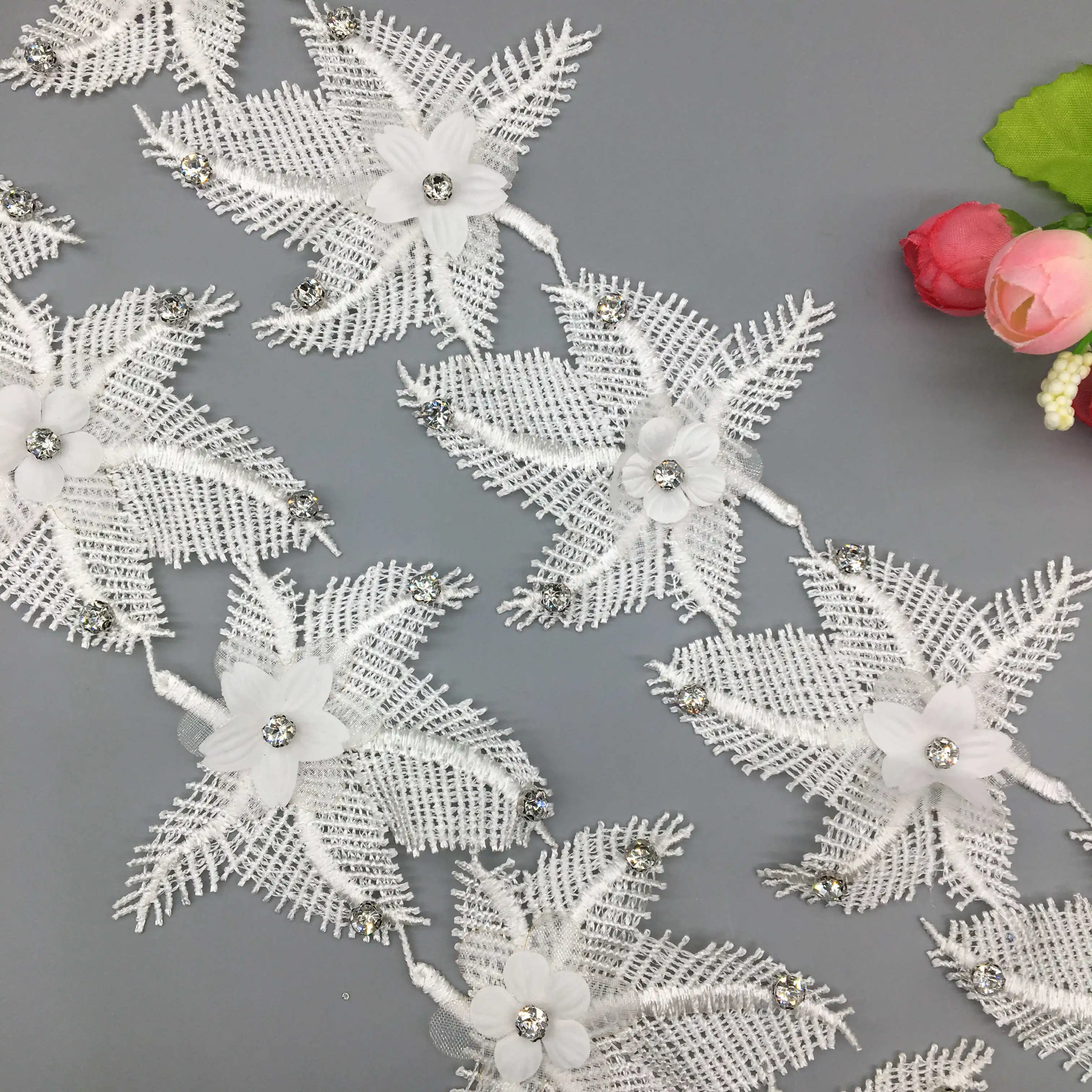 

2 ярда, белая растворимая кружевная лента с вышивкой в виде листьев и цветов