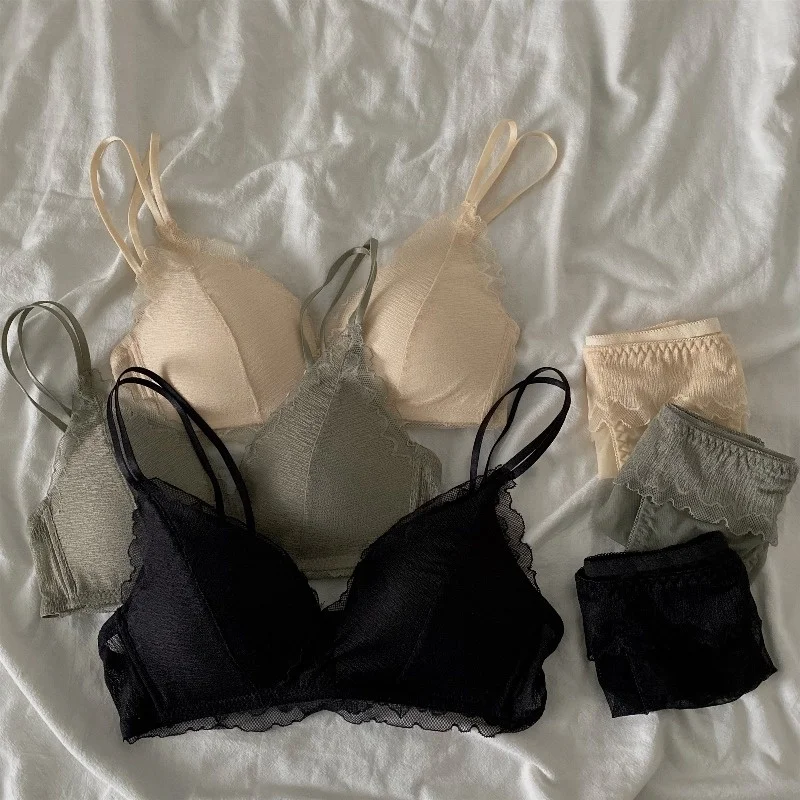 

Комплект женского нижнего белья с чашками пуш-ап