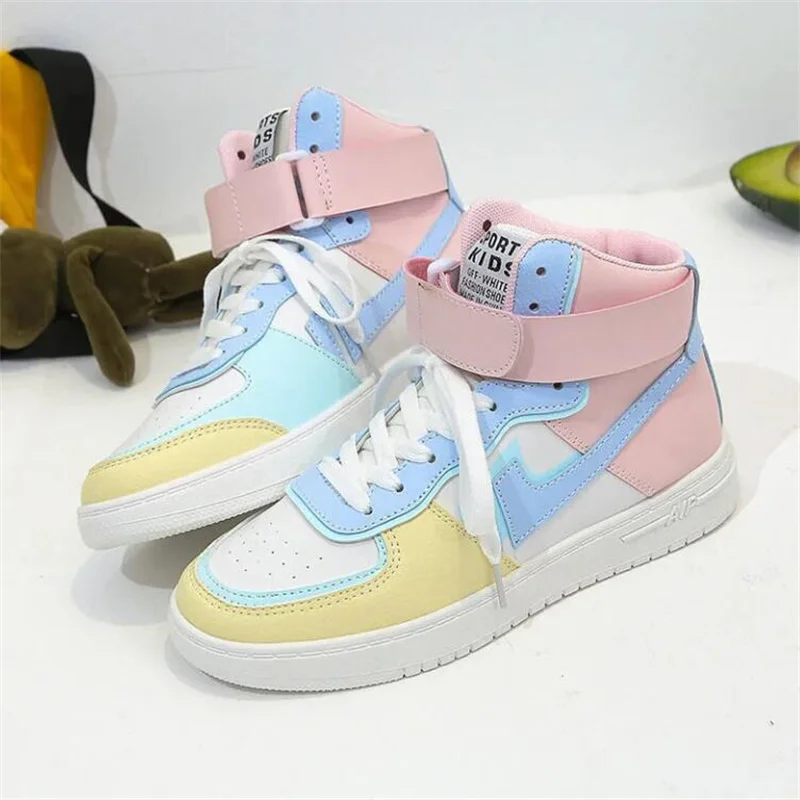 Женские кроссовки из ПУ кожи розовые на плоской вулканизированной подошве