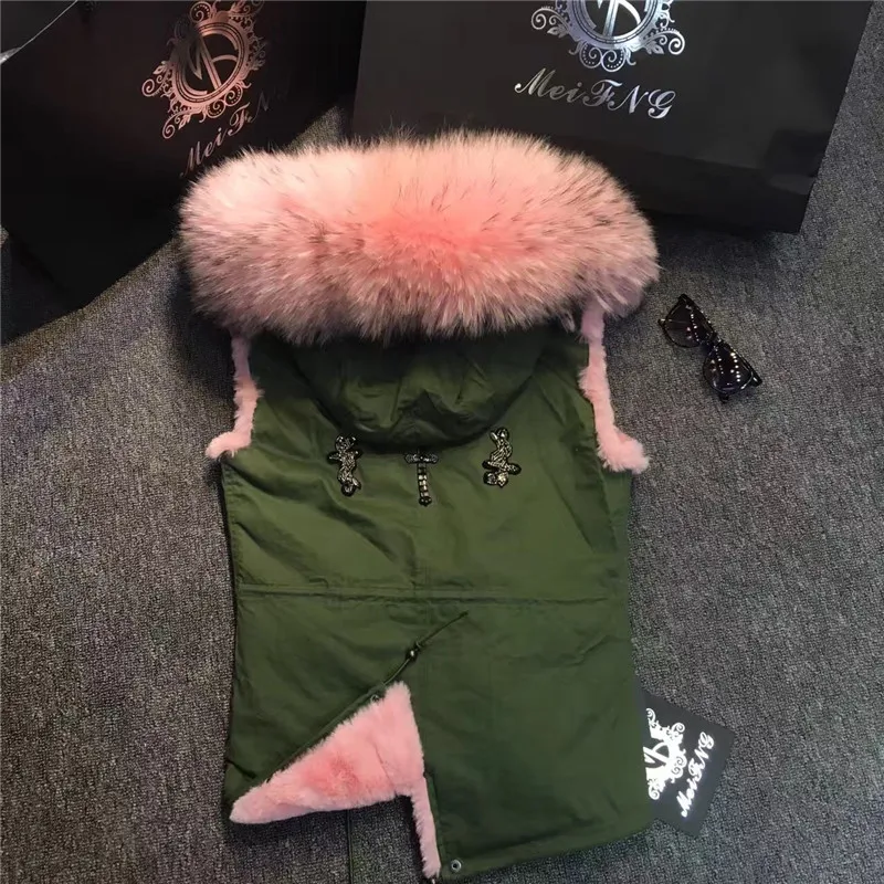 Куртка армейского зеленого цвета с капюшоном воротником из натурального меха