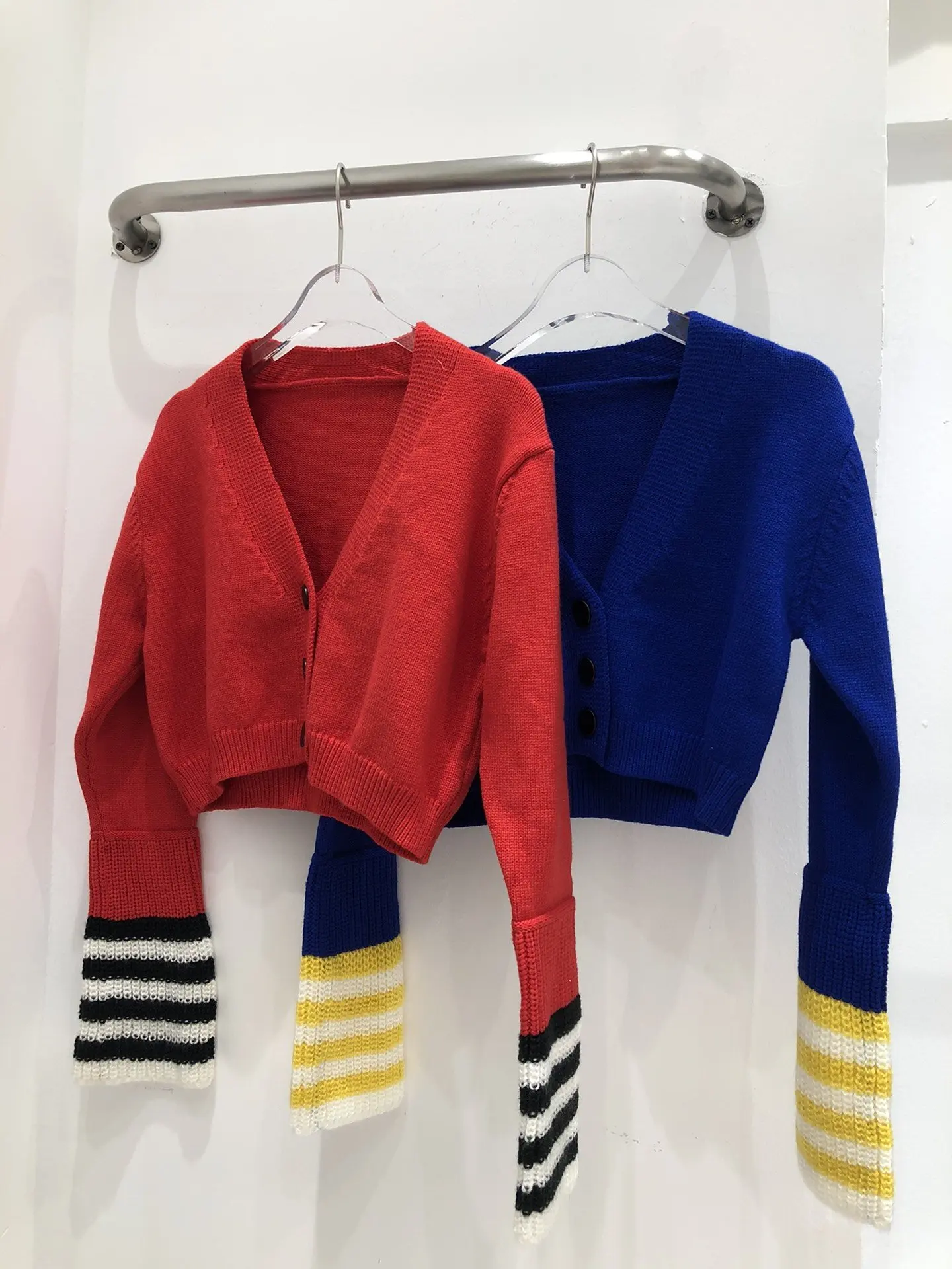 

high-quality ladies 2023 new fashion long-sleeved V-neck stitching cuffs contrast color sweater coat 1027
