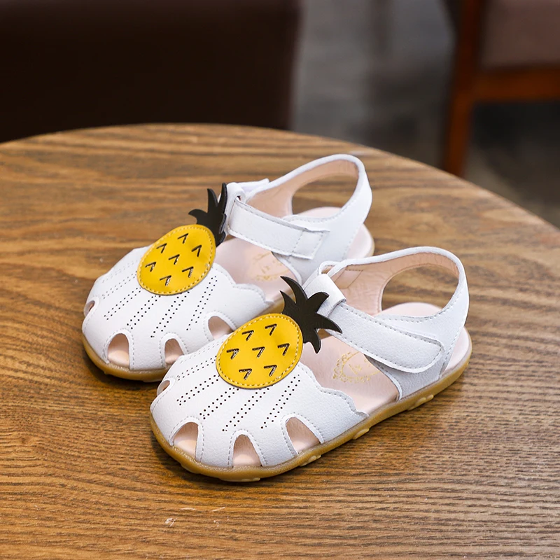 Сандалии с закрытым носком для девочек летняя обувь маленьких принцесс мягкой